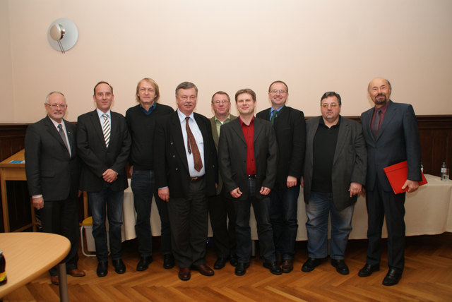 Gemeinsam für ein Energiekonzept: HTL-Direktor Hans Blocher, Energietechnologe Roland Brandstätter, Grüne-Fraktionsobmann Manfred Hackl, ÖVP-Fraktionsobmann Florian Lackner, SPÖ-Stadtrat Günter Weibold, FPÖ-Fraktionsobmann Gerhard Haberfellner, Bürgermeister Johannes Waidbacher, BZÖ-Fraktionsobmann Klaus Uhler und Oskar Bertl, Vorsitzender des Arbeitskreises Energie.