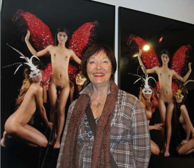 Künstlerin Mag.Rosemarie Sternagl vor einer Chesi-Fotokomposition mit Randgruppen (sog. Ladyboys aus Indien).