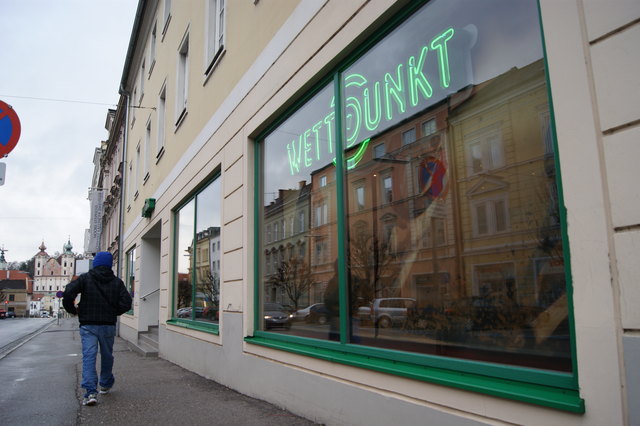 Im Steyrer Stadtteil Ennsdorf – im Hintergrund die Michaelerkirche – haben sich einige Wettbüros eingenistet, zum Leidwesen der Stadtpolitiker und der Anrainer. Foto: Bezirksrundschau