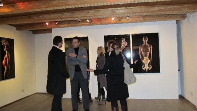 Rabaldehaus-Galerie zeigt außergewohnliche Chesi-Fotos. Links im Gespräch Raika-GF Prantl (Vomp) mit Stadtrat Hermann Weratschnig.