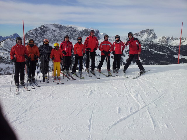 „Bei traumhaften Pistenbedingungen wurde der Skitag, der aufgrund der Wetterlage von Schladming kurzerhand auf den Hausberg von Armin Assinger verlegt wurde, zu einem Wintersporterlebnis der Extraklasse“, freut sich Organisator Andreas Schäfermeier (am Foto Rechts).