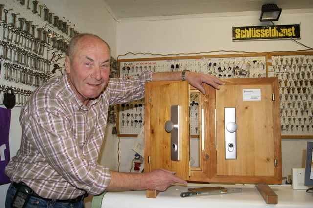 Johann Garstenauer mit seinem Anti-Aussperrschloss. „Das gibt es in ganz Europa nicht“, sagt er.  Foto: Thöne