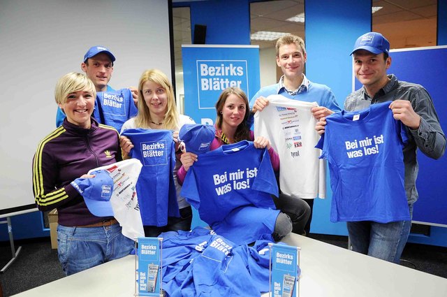 Das BEZIRKSBLÄTTER-TEAM 2012 wühlte bereits in den Trainingsutensilien und fasste die Ausrüstung aus! Von links nach rechts: Sabrina Lukasser Weitlaner aus Lienz, Franz Haller aus Sellrain, Maria Moser aus Breitenbach, Bernadette Kathrein aus Flirsch am Arlberg, Stefan Wanner aus Seefeld und Thomas Nilica aus Wattens
