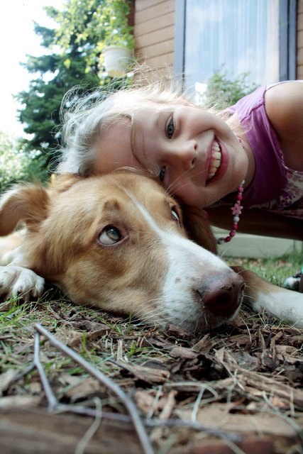 Meine Nichte und mein Bordercollie-Mix Rüde Timmy (2 Jahre jung) (: