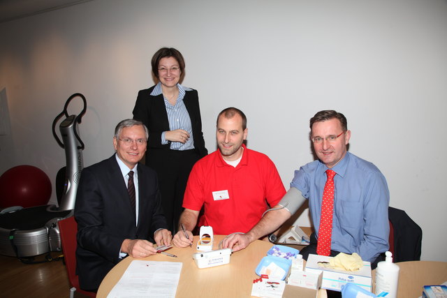 Bundesminister für Gesundheit Dr. Alois Stöger,  GF Wien Energie Dr. Susanna Zapreva,  Christian Mannas  - Österreichischer Herzfond, GF Wien Energie Stromnetz DI Peter Weinelt (v.l.). | Foto: H. Prammer