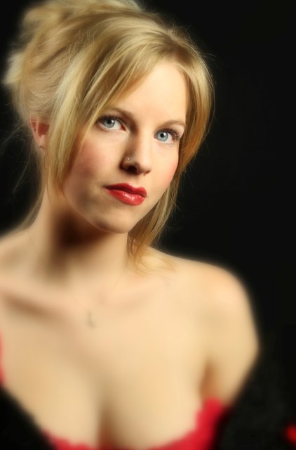 Links, zwo, drei …. Der Zauber der Ballsaison begeistert auch diese junge Dame.