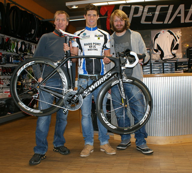 Luis Knabl mit Krug Georg und Krug Michael von Radsport Krug. | Foto: Lar/TriaPress
