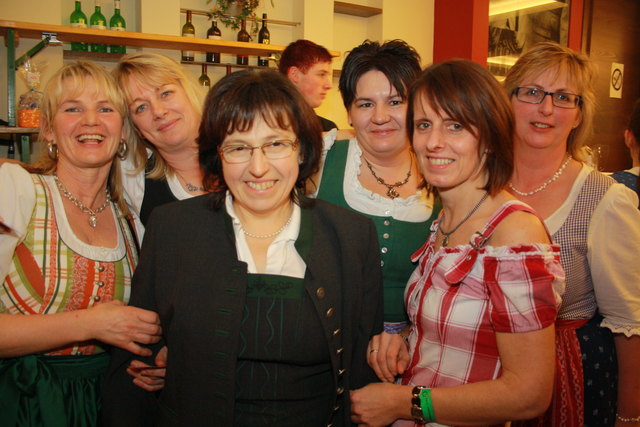 Margit Huber, Rosmarie Linecker, Silvia Kreiseder, Michaela Ebner, Marianne Heinrich und Gabi Pieringer aus Kirchberg und ehemalige Landjugendmitglieder