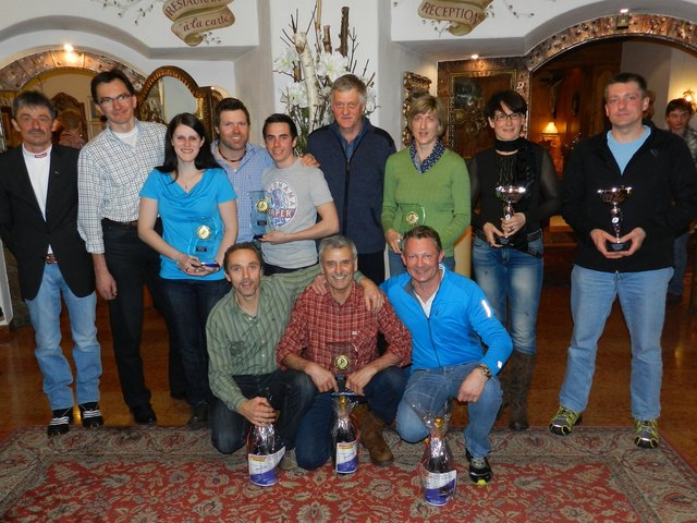 Die Siegerstaffeln und die Tagesbesten bei den Betrieben, Vereinen und Familien mit SV Erpfendorf-Obmann Hans-Peter Krepper bei der Preisverteilung am Lärchenhof
