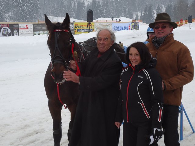 Das Siegerpferd vom "Goldenen Hufeisen" Rettenstein mit Besitzer Günther Weiss, Preisspenderin Marion Hörhager und Präsident Raimund Burger vom Trabrennverein Kirchdorf beim Int. Pferdeschlittenrennen am Gut Kramerhof in Gasteig | Foto: Trabrennverein Kirchdorf