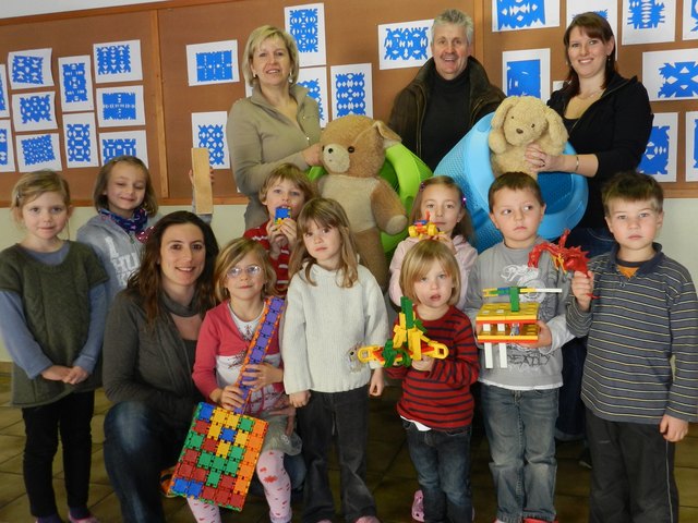 Über Tirols erste Spielzeugwaschmaschine „Play wash“ freuen sich Bürgermeister Ernst Schwaiger sowie die Kindergärtnerinnen Sabine Briedl, Johanna Pardeller und Katrin Steiner mit ihren Schützlingen