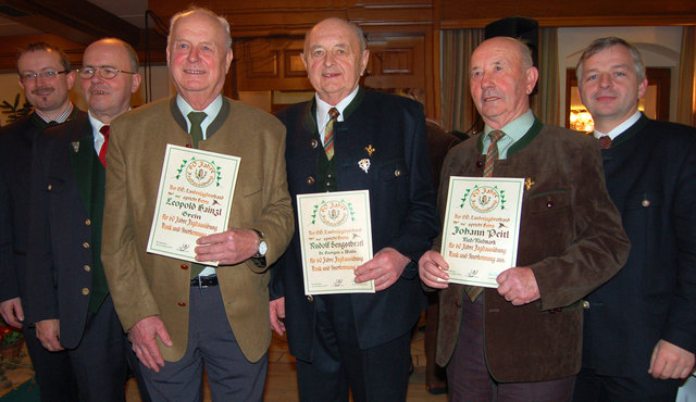 Bezirkshauptmann Werner Kreisl und Landesjägermeister Josef Brandmayr (links) mit Leopold Hainzl, Rudolf Sengstbratl und Johann Peitl, die am Samstag für 60 Jahre Jagdausübung geehrt wurden.