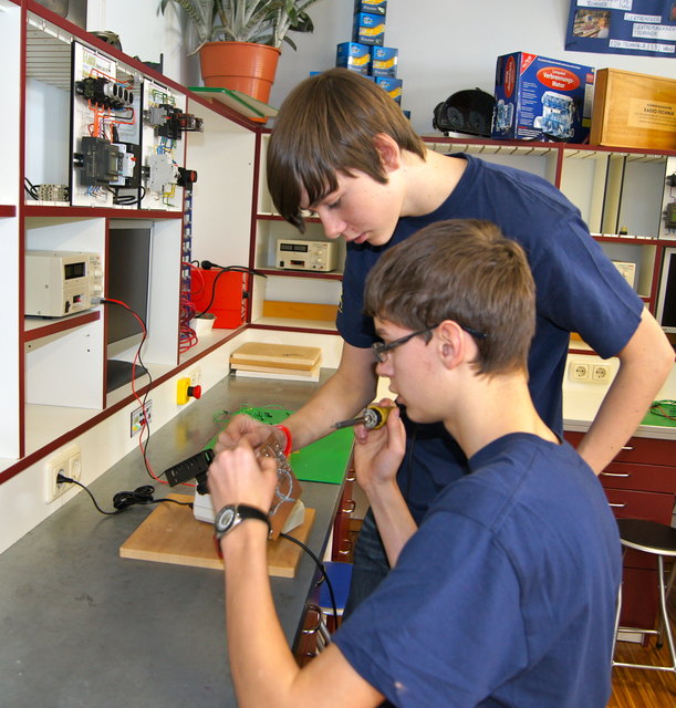 Im neuen Elektro-Labor können die Schüler ihre Fertigkeiten verfeinern und perfektionieren