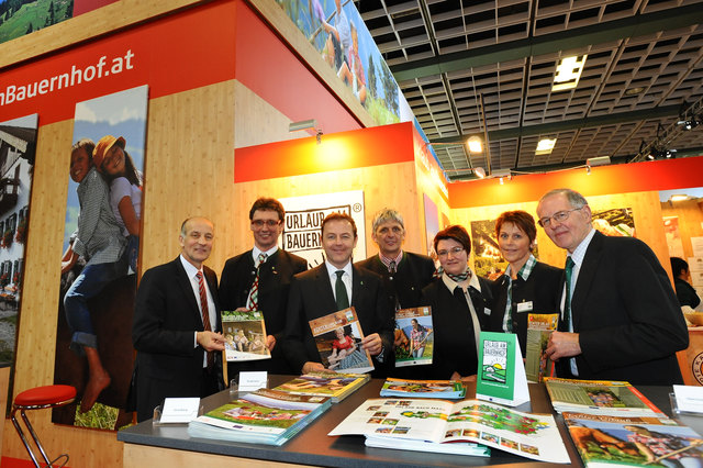 Hoher Besuch am UaB-Stand bei der Grünen Woche in Berlin;
v.l.n.r.: Präs. Franz-Stefan Hautzinger (Vorsitzender des AMA-Verwaltungsrates), LKR Johann Hörtnagl (Landesobmann UaB-Tirol), Landwirtschaftsminister Niki Berlakovich, LKR Klaus Vitzthum (Bundesobmann UaB-Österreich), Standbetreuerinnen Bettina Sandler (UaB NÖ) und Priska Eller (UaB Vbg), Präs. Gerhard  Wlodkowski (LK Österreich); | Foto: H. Embacher