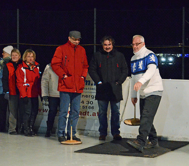 Organisator Helmut Mukstadt in Aktion beim Eisstockschießen in Korneuburg