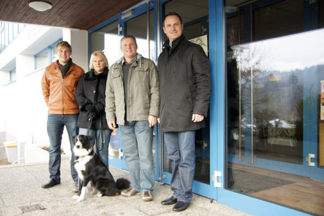 Die neuen Pächter möchten eine Tauchschule im Hallenbad Haslach betreiben: Hannes Schmid (Sohn), Sigrid und Manfred Friesenbichler mit Bürgermeister Dominik Reisinger (rechts)