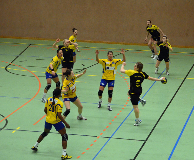 Franziska Rath nimmt Maß (Damenhandball Österr. Cup: Union Korneuburg gegen HYPO NÖ)