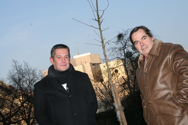 Neue Bäume trotz Verbauungsplänen verwundern Peter Lehner (r.) und FP-Gemeinderat Wolfgang Seidl.
