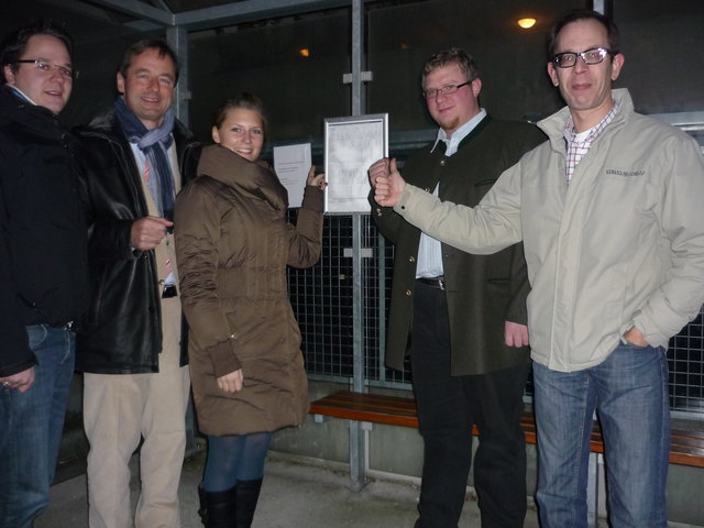 JVP-Landesgeschäftsführer Markus Krempl, Bgm. Martin Michalitsch aus Eichgraben, JVP-Bezirkspolitikerin Christina Heiss, ÖVP-Chef Göschelbauer und Schulobmann Daniel Kosak wollen, dass der Nachtbus auch Altlengbach anfährt.