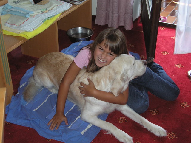 Katharina beim Knuddeln mit Ovette