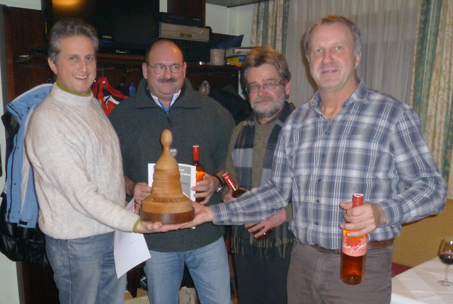 Josef Mayer, Josef Stadler, Hans Hopf und Willi Hartl von der Hauptschule Niederwaldkirchen freuen sich über den Sieg. | Foto: privat