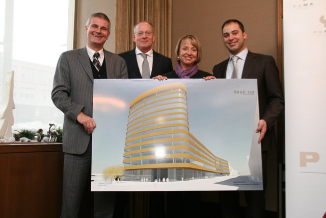 Die Visualisierung zeigen Gerichtspräsident Walter Pilgermair (l.) und PEMA-Geschäftsführer Markus Schafferer (r.).
