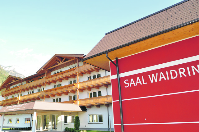 Veranstaltungssäle (im Bild Waidring, beim Hotel Rilano) gibt es insgesamt 395 in Tirol