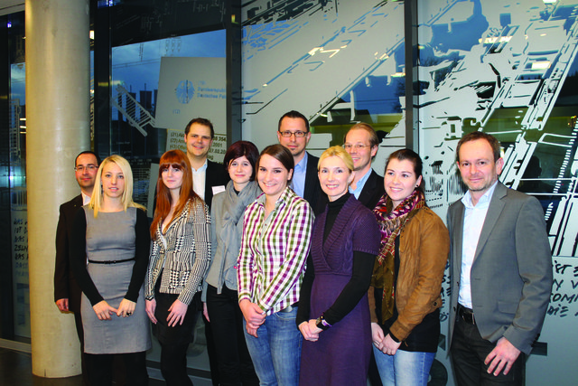 Projektteam für Umweltcontrolling
Hintere Reihe v.l.n.r.: Projektbetreuer CAMPUS 02 DI Christian Weißensteiner, Studiengangsleiter FH-Prof. Mag. Peter Meiregger, Executive Vice President KNAPP AG Dr. Christian Grabner, Koordinator CAMPUS 02 Dr. Christian Theuermann.
Vordere Reihe v.r.n.l: Vorstand KNAPP AG Gerald Hofer, MBA, Sustainability Engineer, KNAPP AG Mag. Katrin Pucher, StudentInnen der FH CAMPUS 02.