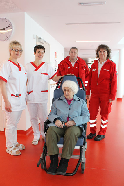 Maria Zöchbauer freut sich auf ihr neues Zuhause im Altenheim Rohrbach: Im Bild v. l.: Edith Märzinger, Margit Hofer, Hermann Schoißengeier und Ingrid Wakolbinger.