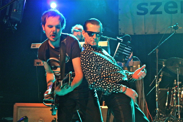 Löwenherz-Gitarrist Tom Zalud mit Falco-Double Michael Patrick Simoner.