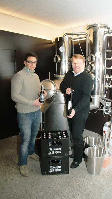 Arbeiten beim Bockbierbrand zusammen (v. l.): Karl-Heinz Koll von der Trauner Brauerei und Meisterbrenner Manfred Wöhrer.