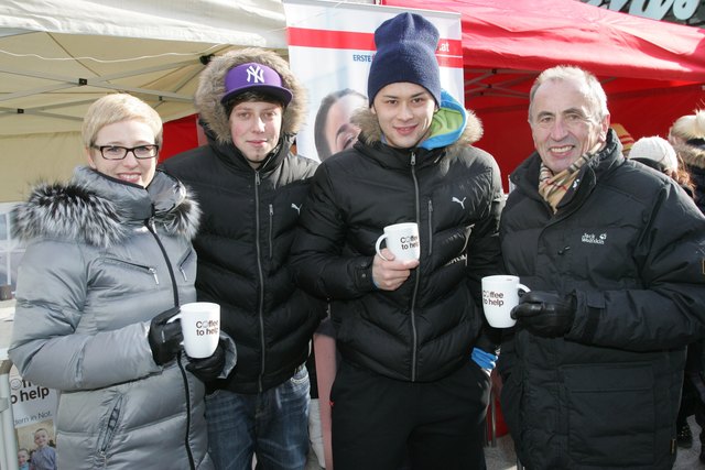 „Kaffee trinken und dabei Gutes tun“, lautete auch bei Landesrätin  Doris Hummer, den Trackshittaz Manuel Hoffelner und Lukas Plöchl sowie Caritas-Direktor Mathias Mühlberger (v. l.) die Devise. | Foto: Caritas