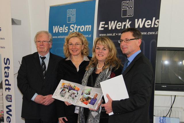 Vorstandsdirektor Erich Rondonell, die Leiterin der Welser Senionernbetreuung Monika Geck, Stadträtin Huber und E-Werk Marktingleiter Johann Reifeneder (v.l.) präsentieren das Fotobuch.