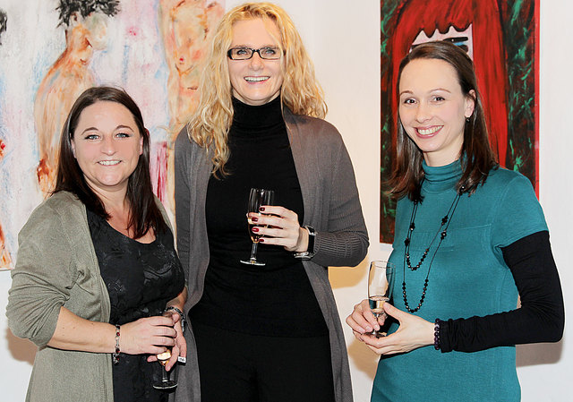 Galerieleiterin Alexandra Wolf (r.) mit den Künstlerinnen Gerlinde Stockinger und Alexandra Stocker.