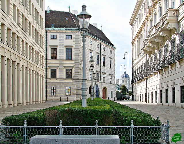 Der Ballhausplatz - rechts das Bundeskanzleramt - mit Blickrichtung Burg/Volksgarten