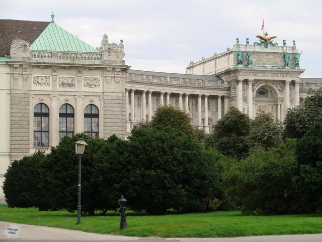 Die Führung im Bundeskanzleramt ist beendet und vorbei an der Burg gehe ich Richtung Ringstraße.