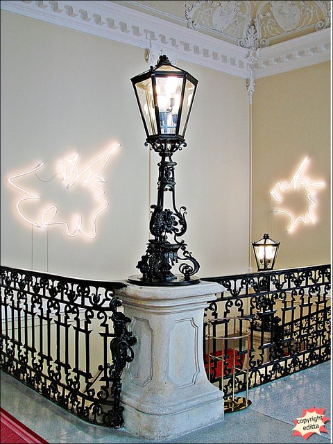 Die Führung beginnt bei einem kleinen Hintertürl am Minoritenplatz und dementsprechend  eng, aber nicht weniger interessant ist der Stiegenaufgang.