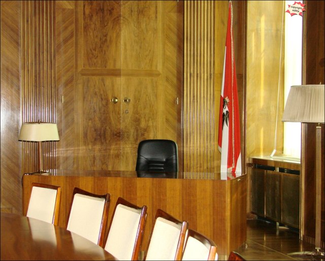 Das Kanzlerzimmer ist der einzig getäfelte Raum und mit der schon relativ alten Heizung kaum warm zu bekommen. Also hier thront zur Zeit zähneklappernd *grinst* Werner Faymann!