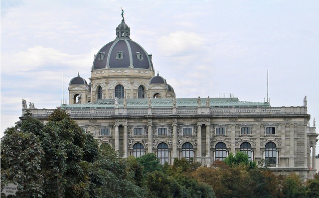 Nach paar Schritten kann ich nun auch das Gebäude des Naturhistorischen Museums sehen.