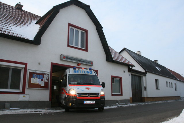 David Brenner und Gerhard Lackner fahren aus der engen Garage zum Einsatz.