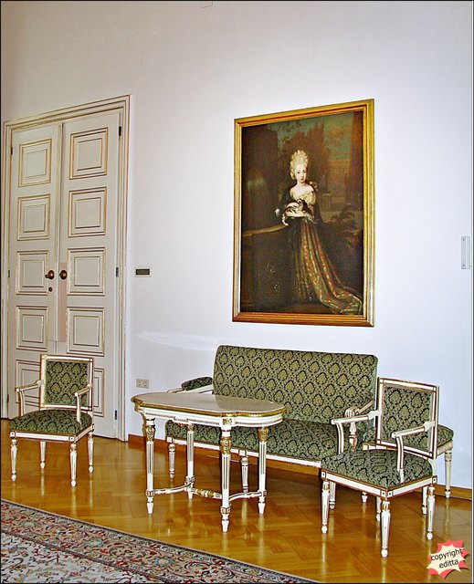 Dies ist ein Zimmer, das in der Jetztzeit nicht sinngemäß benutzt wird, das Schlafzimmer des Bundeskanzlers - wer will sich schon von einer der Töchter vom Kaiser Franz Josef ins Bett schauen lassen - Foto! Wie die Sage überliefert, hat erst ein einziger Bundeskanzler das Schlafzimmer benutzt und das war nach dem Krieg, als noch alles ausgebombt war.