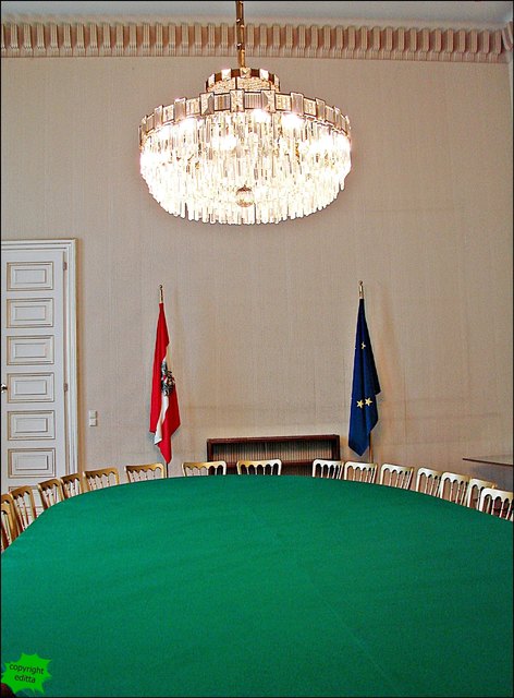 Großer Sitzungssaal! Ist sicher dem Einen oder Anderen aus dem Fernsehen bekannt, denn zur Zeit fallen hier ja die Würfel für unsere Zukunft!