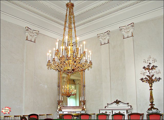 Auch in diesem Sitzungssaal ist ein wunderschöner Luster, wie in fast allen unserer Prunkbauten in Wien.