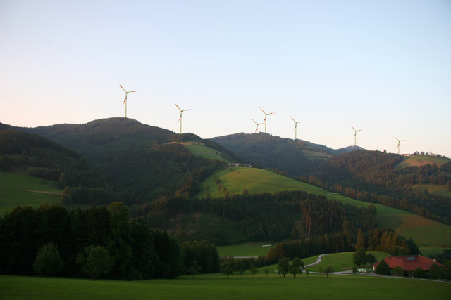 Im Jahr 2005 wurden die letzten Windräder in Oberösterreich errichtet. Ein geplanter Park am Eiskogel erhitzt die Gemüter. | Foto: Fotomontage