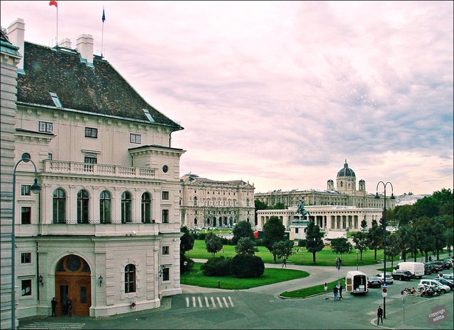Ein Blick aus dem berühmt/berüchtigtem Balkonfenster - Dollfuß wurde 1934 beim Juliputsch im Kanzlramt, in diesem Zimmer, ermordet