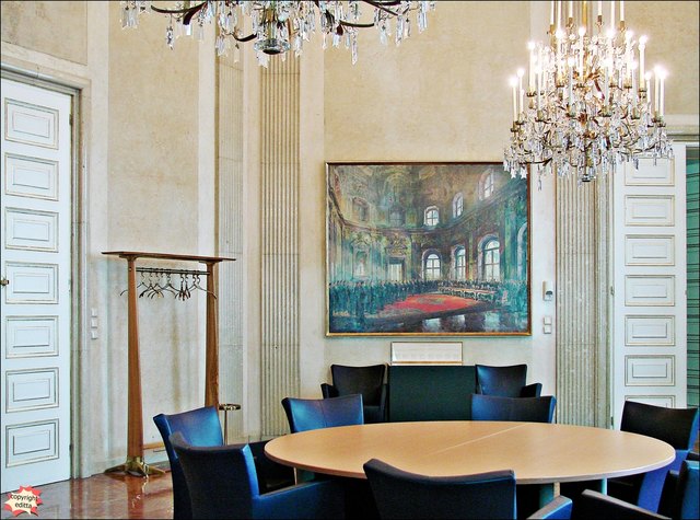 Ein kleiner Sitzungssaal - diese Luster sind mit den kleinen "Kerzen" bestückt, die jetzt ja im Handel nicht mehr käuflich zu erwerben sind. Auf meine Frage was mit den Lustern passiert, wenn die letzte Kerze ausgebrand ist wurde mir mit vorgehaltener Hand erzählt, dass etliche Kisten Kerzen im Keller gelagert sind! Bitte nicht weitersagen! *kichert*