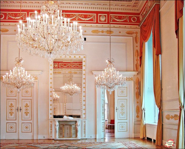 Zum Festsaal braucht man nicht sehr viel zu sagen, denn er spricht für sich! Ein sehr stilvoller Raum und wie überall Luster an denen ich mich nicht sattsehen kann.