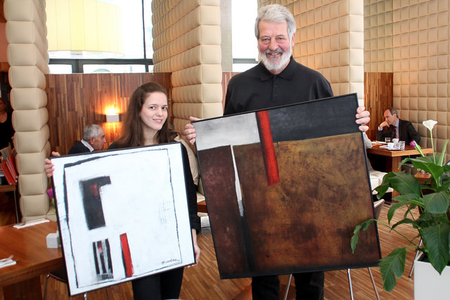 Gelungene Zusammenarbeit. Adolf Bachler stellt im BLOUNGE aus:"In meinen Bildern herrschen Farbe, Fläche, Linien autonom. Die geometrischen Motive fügen sich wunderbar in diese moderne Architektur"
Anna Legenstein, Blounge, legt Wert auf gutes Essen und guten Zweck: "Wir profitieren nur von der Schönheit, denn der Erlös der Bilder bleibt beim Künstler und beim Steiermärkischen Blinden- und Sehbehindertenverband."
Der sagt herzlich Danke und hofft auf zahlreiche Besucher.