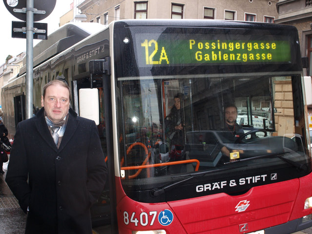 Bezirkschef Gerhard Zatlokal will die Streckenführung des 12A verändern – zugunsten der Felberstraßen-Bewohner. | Foto: Rauch