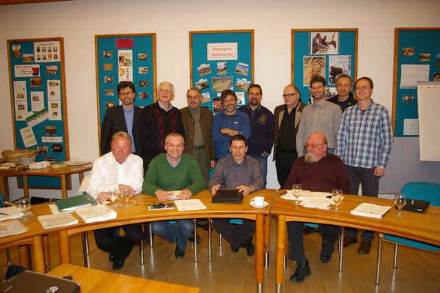 Im Bild: Vize-Präs. Obm. Bgm. Johann Thauerböck (Naturpark Mühlviertel), DI Thomas Böhm (ARGE Naturparke Burgenland), Vzlt. i.R. Karlheinz Piringer (Naturpark Heidenreichsteiner Moor), DI Günther Gamper (Amt der NÖ Landesregierung), Obm. Franz Grabenhofer (Naturpark Pöllauer Tal), GF Matthias Heiss (Verein Naturparke NÖ), DI Hannes Kunisch (Amt der OÖ Landesregierung), Mag. Otto Leiner (Amt der Tiroler Landesregierung), GF Franz Handler (VNÖ), Ing. Andreas PLACHY (Naturpark Buchenberg), Albert DORNER (Amt d | Foto: Wakonigg